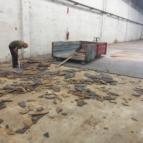 Vybourání staré průmyslové podlahy a aplikace cementové stěrky