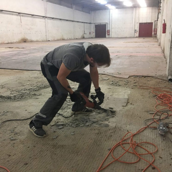 Vybourání staré průmyslové podlahy a aplikace cementové stěrky